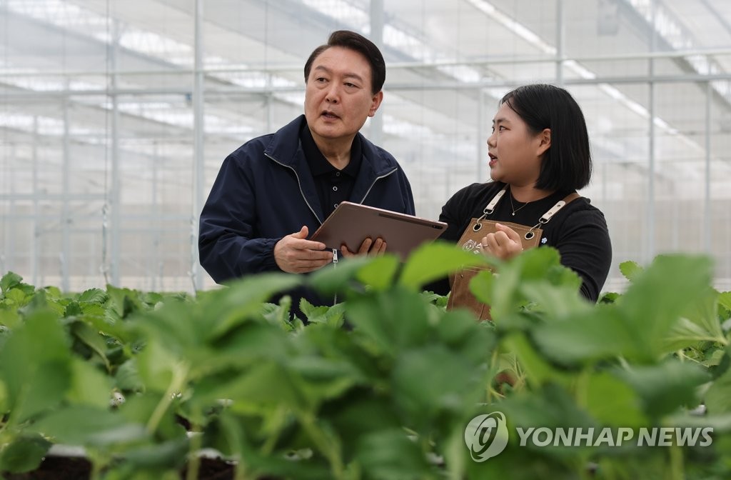 尹 "스마트팜에 우리 농업 미래…청년창업 적극 지원"(종합)