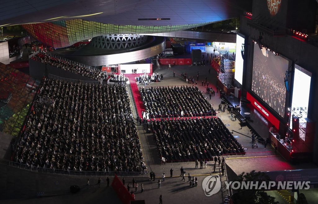 3년 만에 정상 개최된 부산국제영화제…레드카펫에 쏟아진 환호(종합)