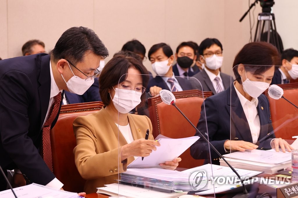 중기부 국감 野 '尹 경제인 행사 불참' 與 '지역화폐 효과' 공세