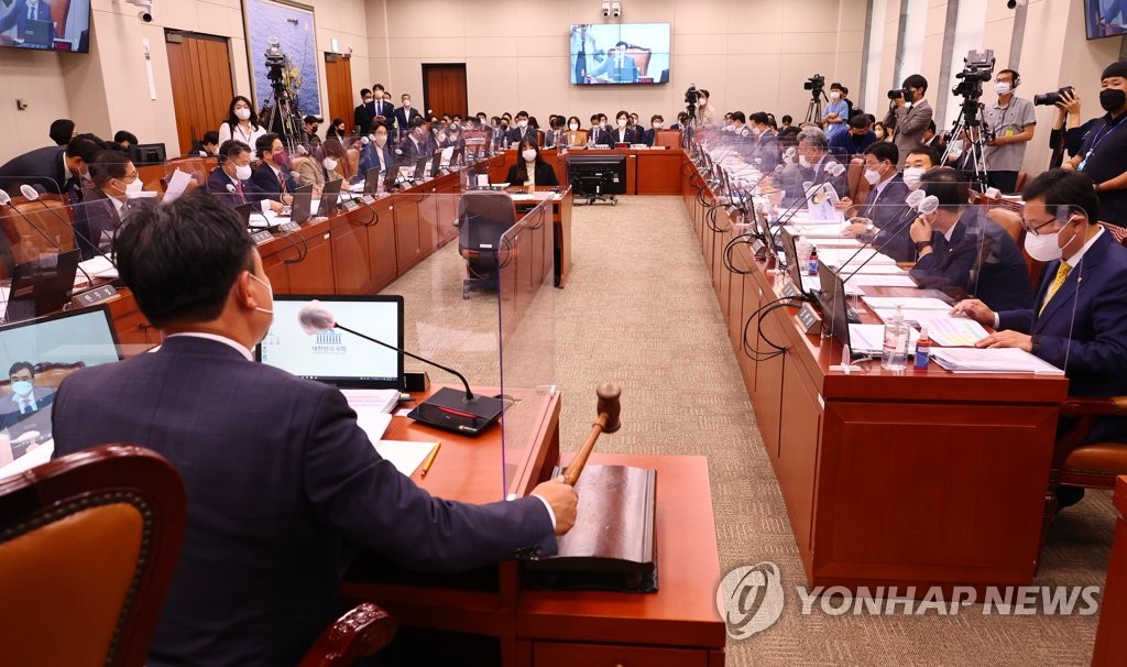 중기부 국감 野 '尹 경제인 행사 불참' 與 '지역화폐 효과' 공세