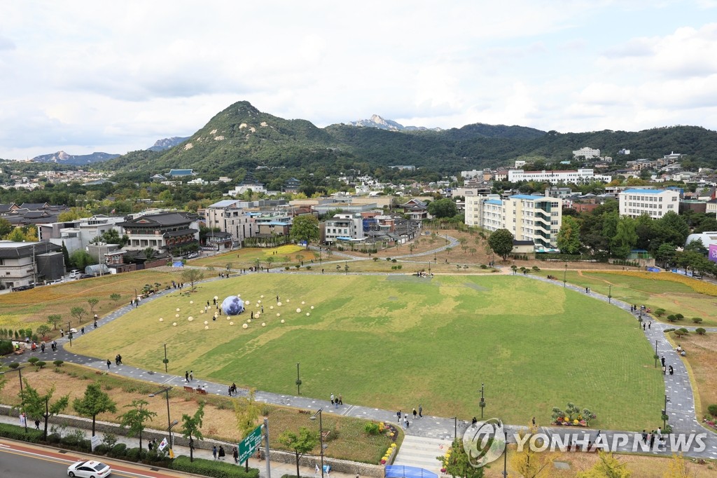 한 세기 막아놨던 송현동 광장에 몰려든 시민들…"예쁘다"