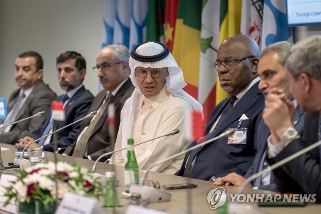 러, OPEC+ 감산 환영…"미국이 야기한 혼란 속 균형 유지"