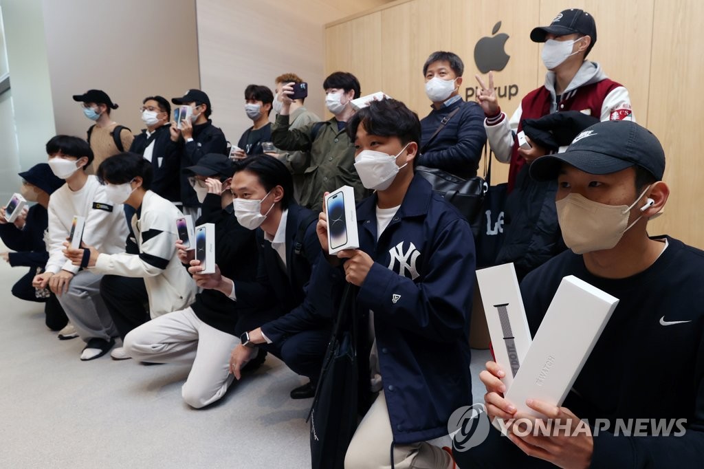애플, 아이폰14 국내 출시…명동서 첫 오픈런