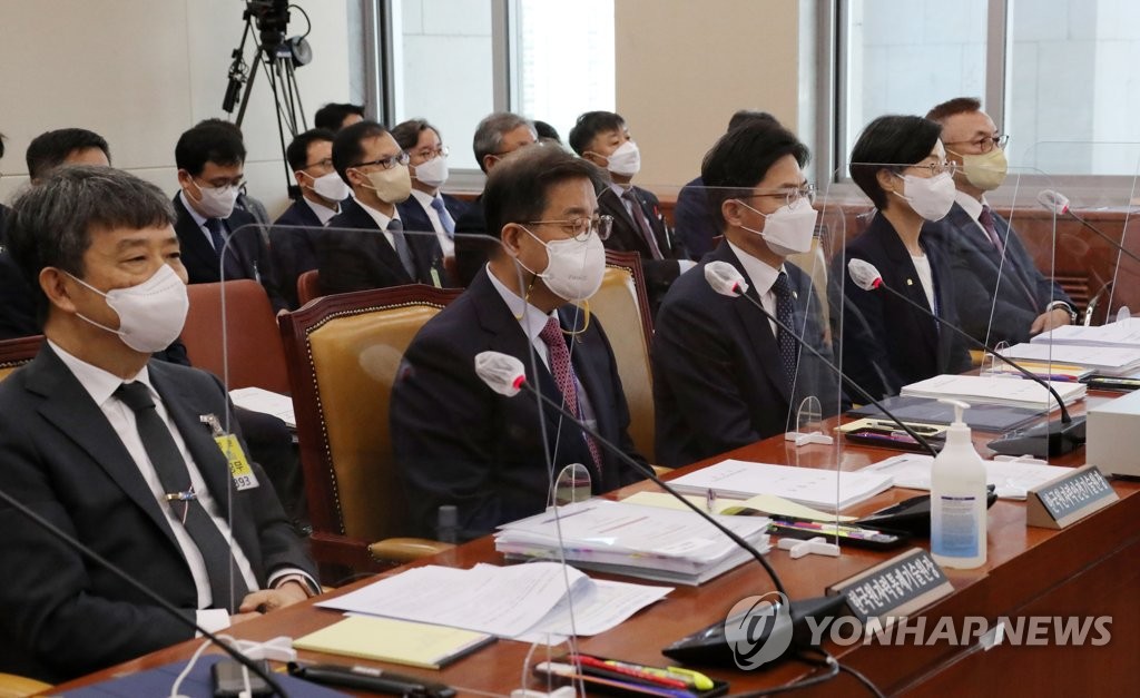 '文임명 김제남' 거취 공방…"혀 깨물고 죽지" vs "인신공격"