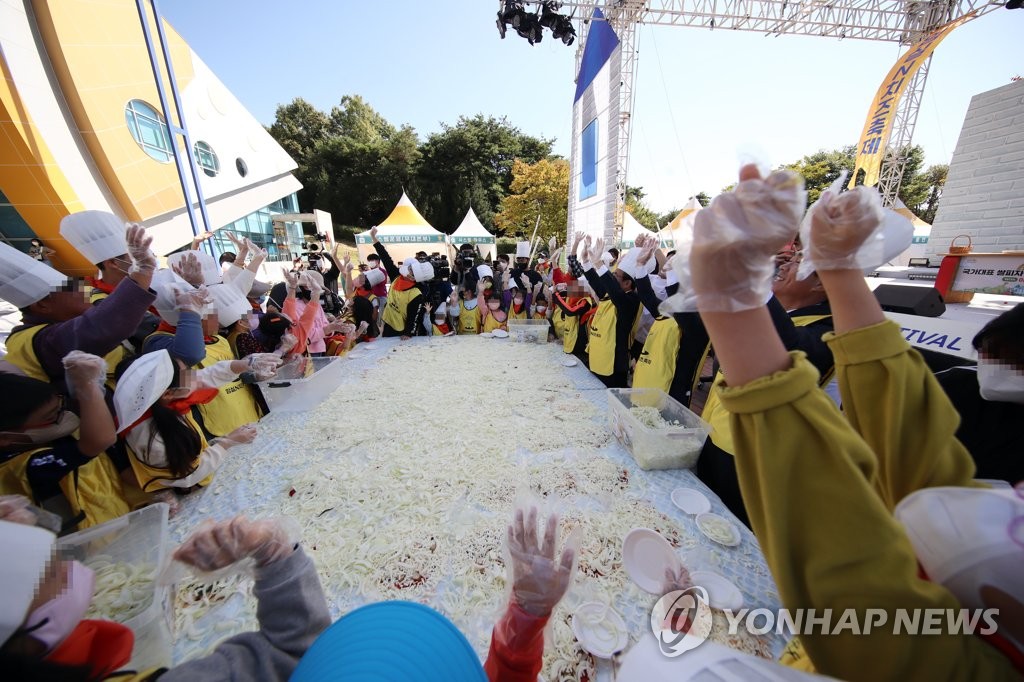 "피자만들기 정말 재밌어요" 치즈·국화 가득한 임실치즈축제