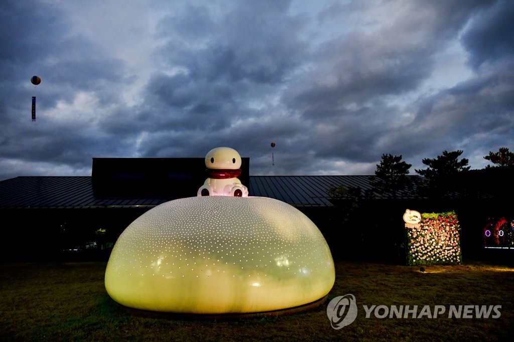 '가을꽃·커피향 가득' 강원 궂은 날씨 속 유명산·축제장 북적