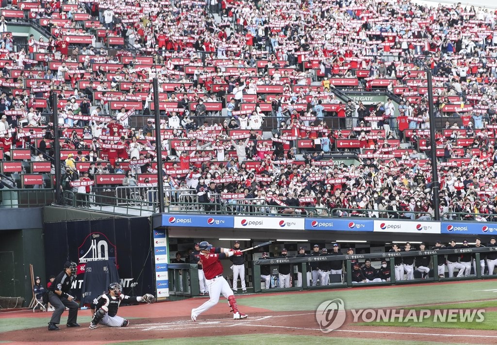 11번 옆에 영구 결번 10번…눈물로 그라운드와 작별한 이대호