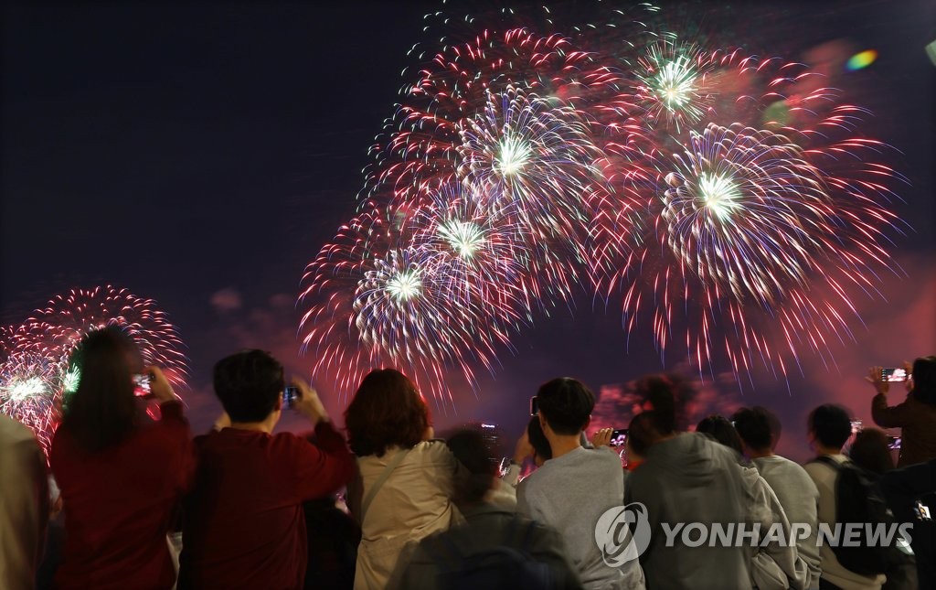 105만 불꽃축제 쓰레기 50t 나왔지만 '대란' 없었다