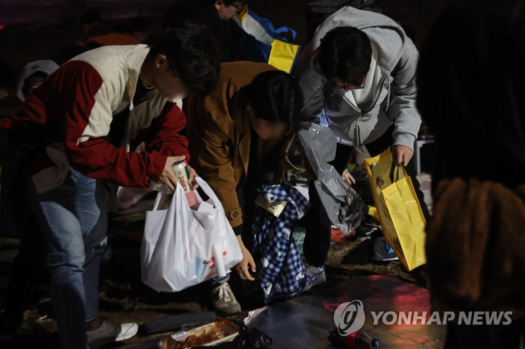 105만 불꽃축제 쓰레기 50t 나왔지만 '대란' 없었다