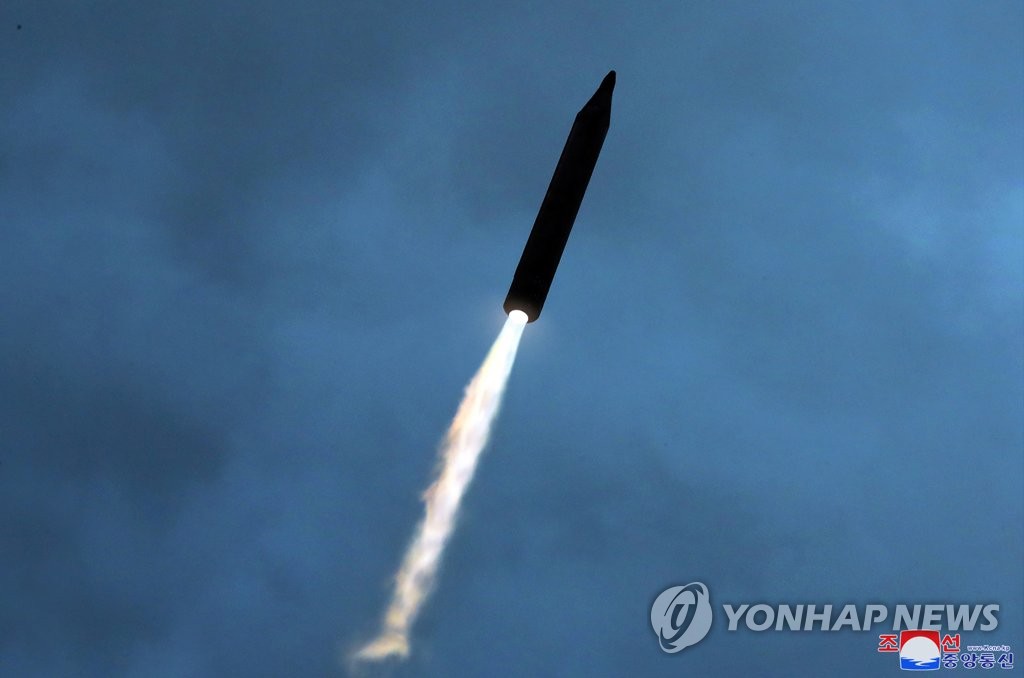 '저수지가 잠수함?' 北, 저수지서 SLBM 발사…열차 이은 새수단