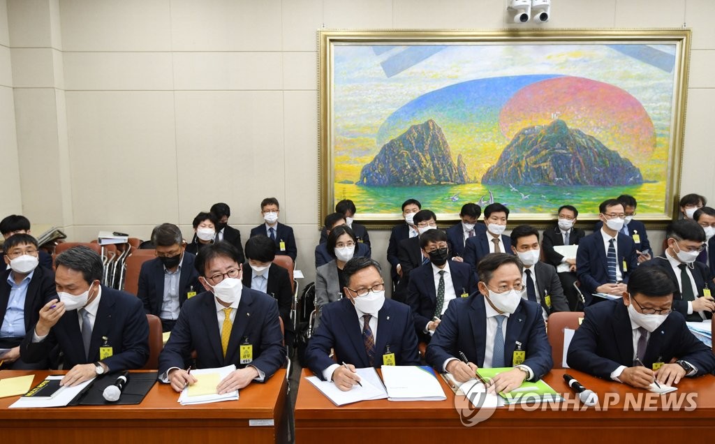 "서민에 쥐꼬리 이자주며 횡령하나" 질타…은행장들 "죄송하다"