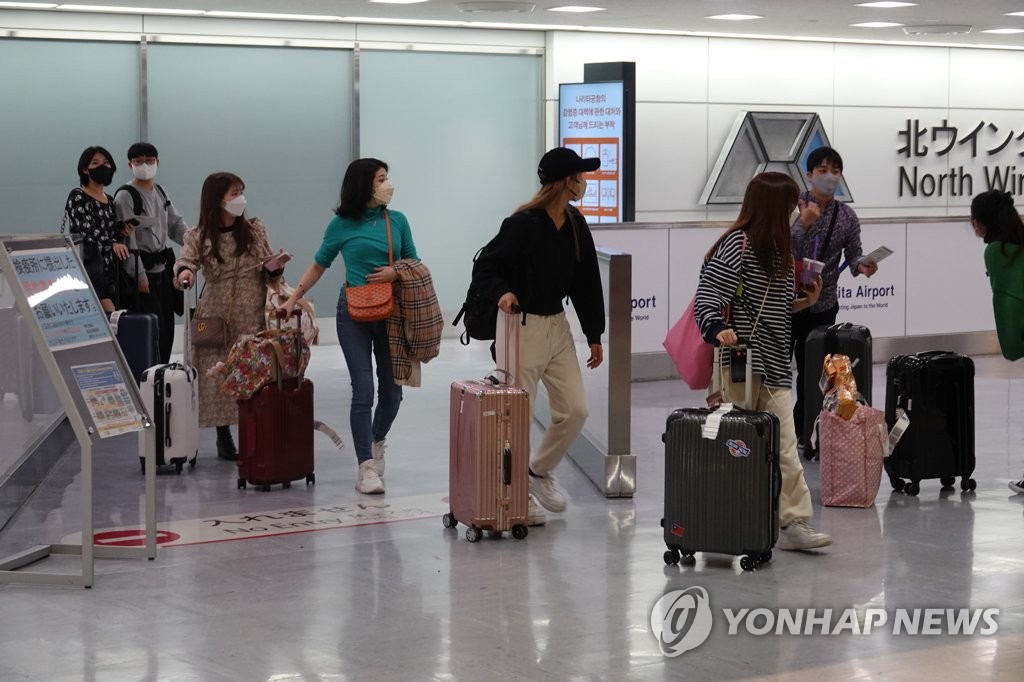 [르포] "제주 가려다 일본 왔어요"…日 무비자 관광 첫날 '만석'