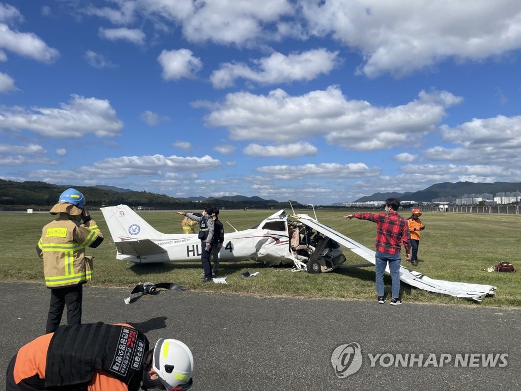 울산공항에 한국항공대 훈련 경비행기 추락…1명 중상(종합)