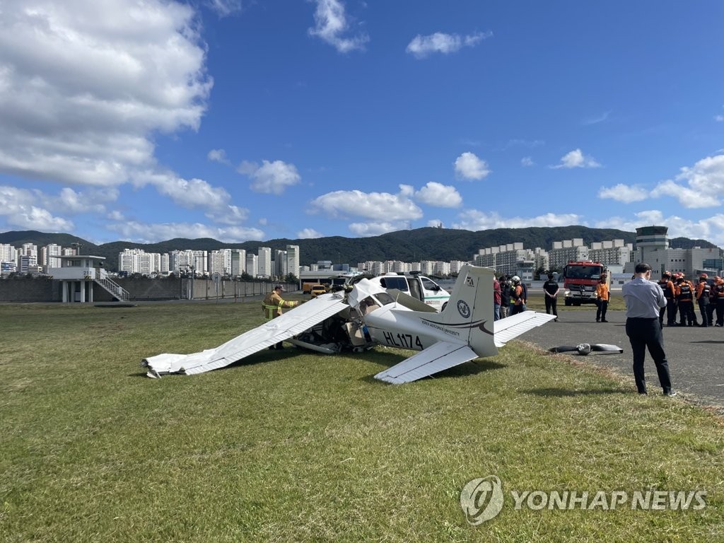 울산공항에 한국항공대 훈련 경비행기 추락…1명 중상(종합)