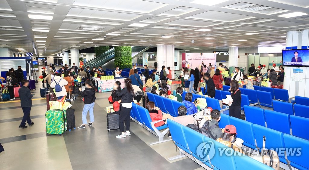 플라이강원, 양양∼하노이 첫 취항…베트남 관광객 입국