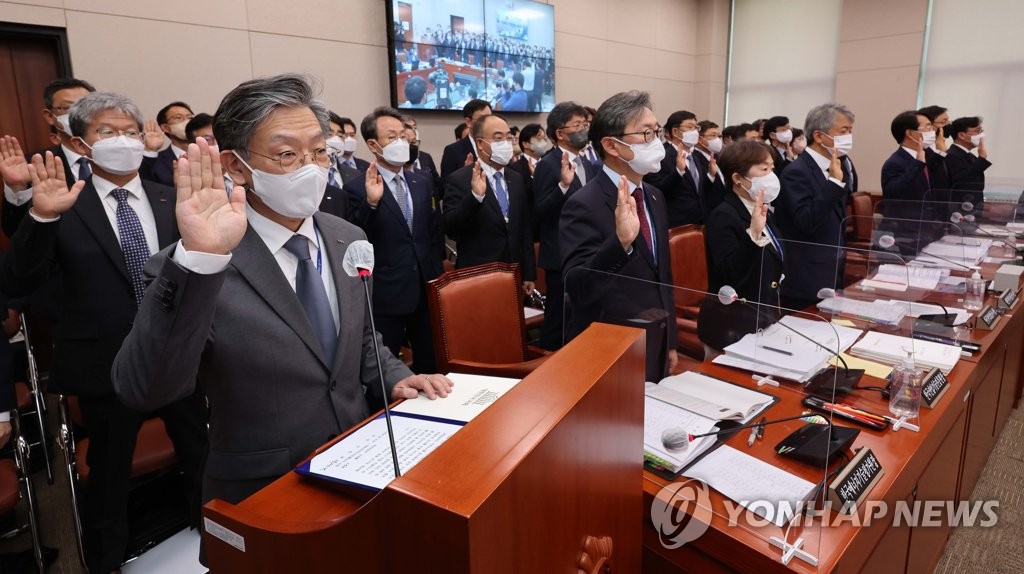 국감서 '코트라 IRA 맹탕보고' 질타…野, '표적감사' 지적도(종합)