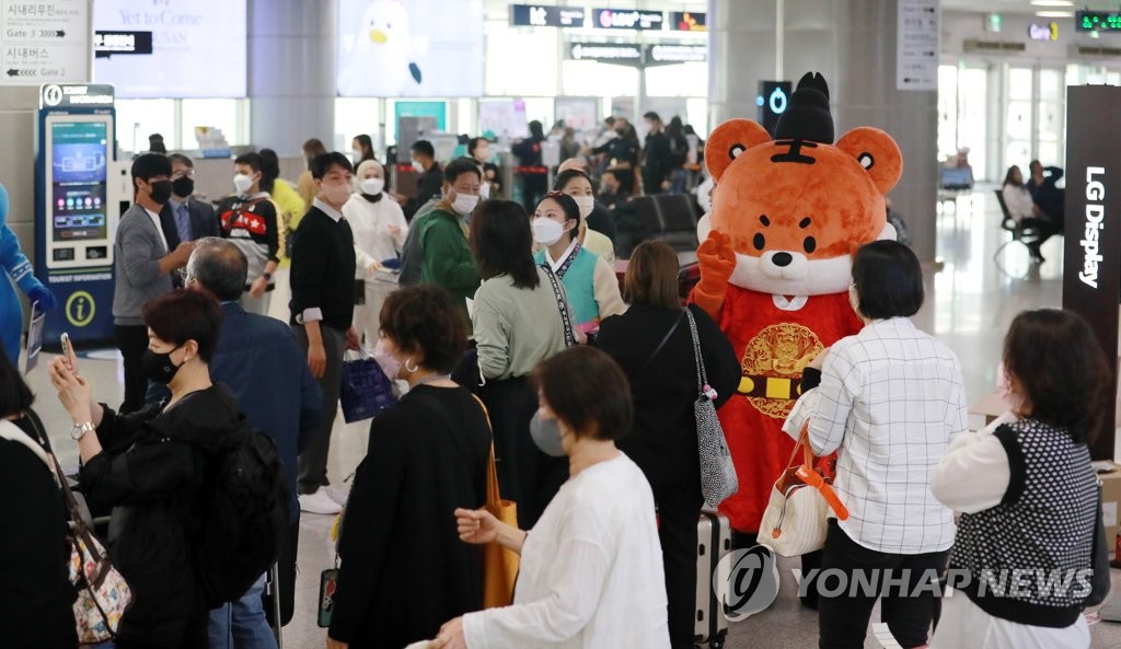 보라색 옷 입고 부산 온 아미들…김해공항 국제선도 모처럼 활기