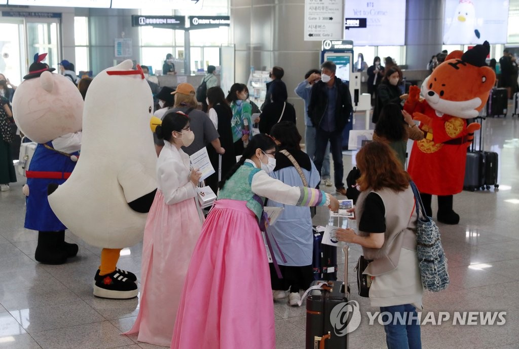 보라색 옷 입고 부산 온 아미들…김해공항 국제선도 모처럼 활기