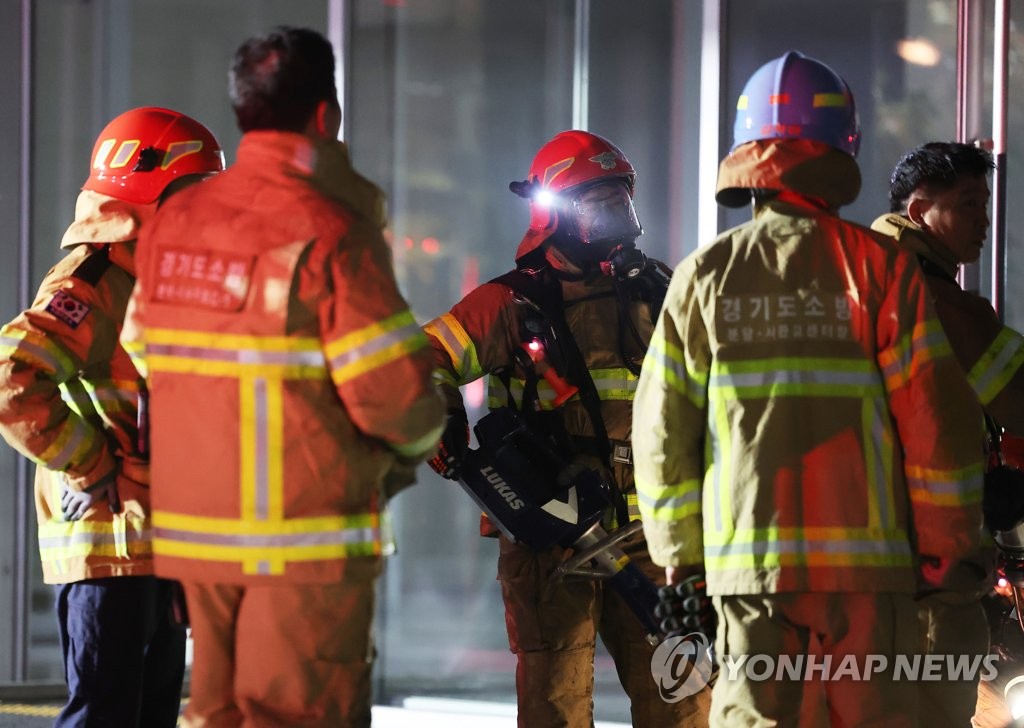 [고침] 경제(배터리 1개 화재에 전체 '셧다운'…비상전원…)