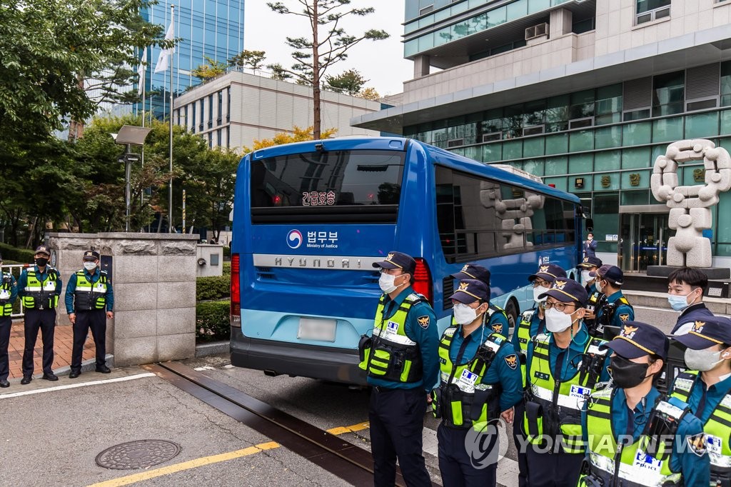 아동성범죄자 김근식 구속심사 출석…안양법원 주변 '긴장감'