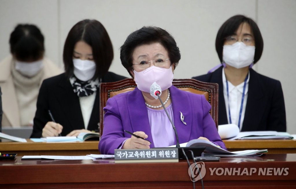 교육위 국감 역사관 공방…野 "이배용, 식민사관" 與 "자유민주 교육"