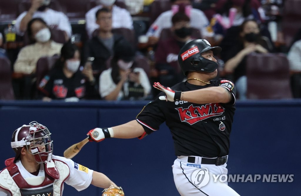 kt 벤자민 7이닝 무실점 눈부신 역투…준PO 1승 1패 원점(종합)