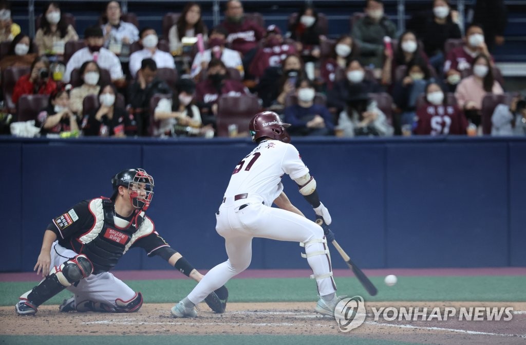 진기명기 타격으로 2루타…'외로운 타격 천재' 이정후