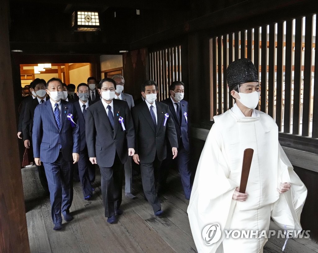 일본 국회의원 90명, 전범 합사 야스쿠니 집단참배…올해 두번째(종합)