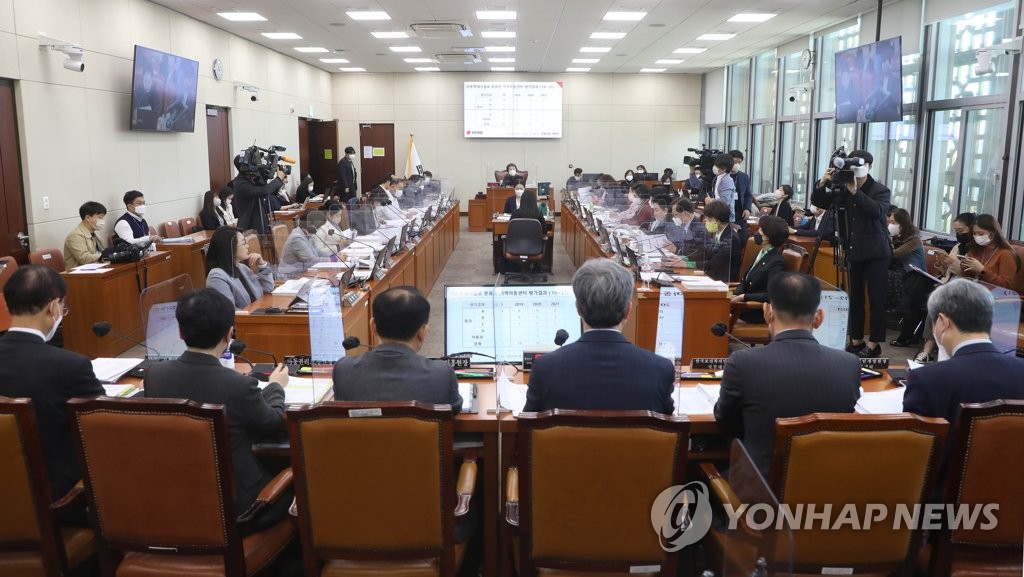 노인일자리 개편 공방…"패륜 예산" vs "양보다 질로 진화해야"(종합)