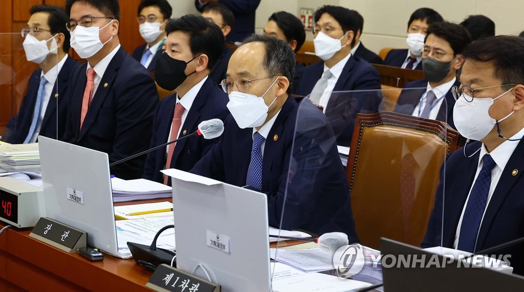 기재위 국감서 野 "관저공사 특혜" 공세…與 '李리스크' 반격(종합)