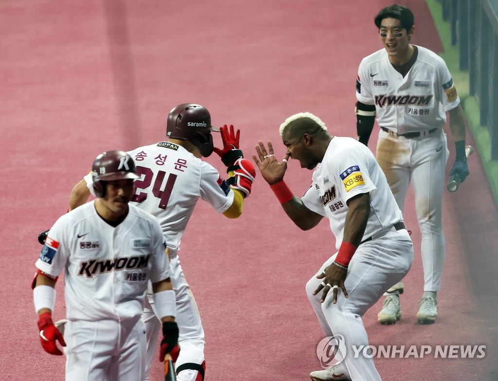 '역전포' 키움 송성문 "PO엔 저 빼고 모두 '가을 사나이' 되길"(종합)