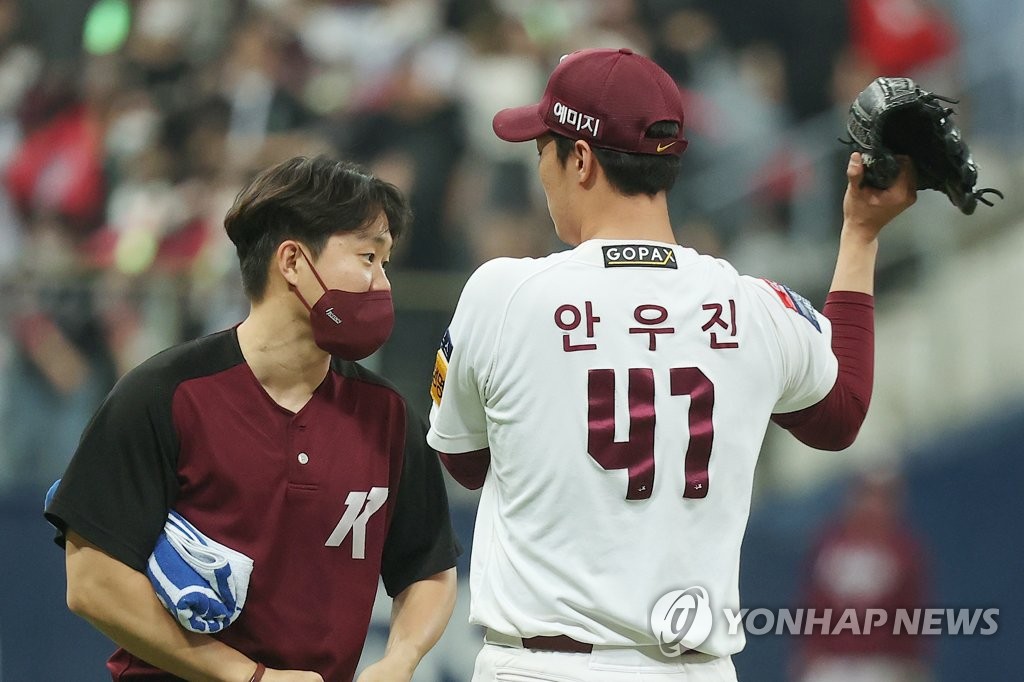 가을 햇살보다 더 눈부신 괴력의 안우진, 키움 PO행 일등공신(종합)