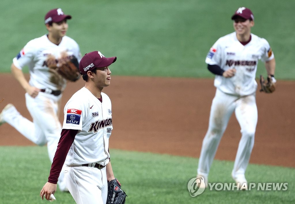 가을 햇살보다 더 눈부신 괴력의 안우진, 키움 PO행 일등공신