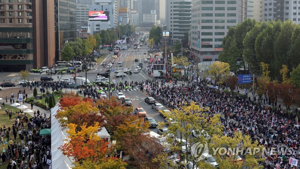 도심 반쪽 가른 '보수 vs 진보' 수만명 집회…충돌 없이 끝나(종합)