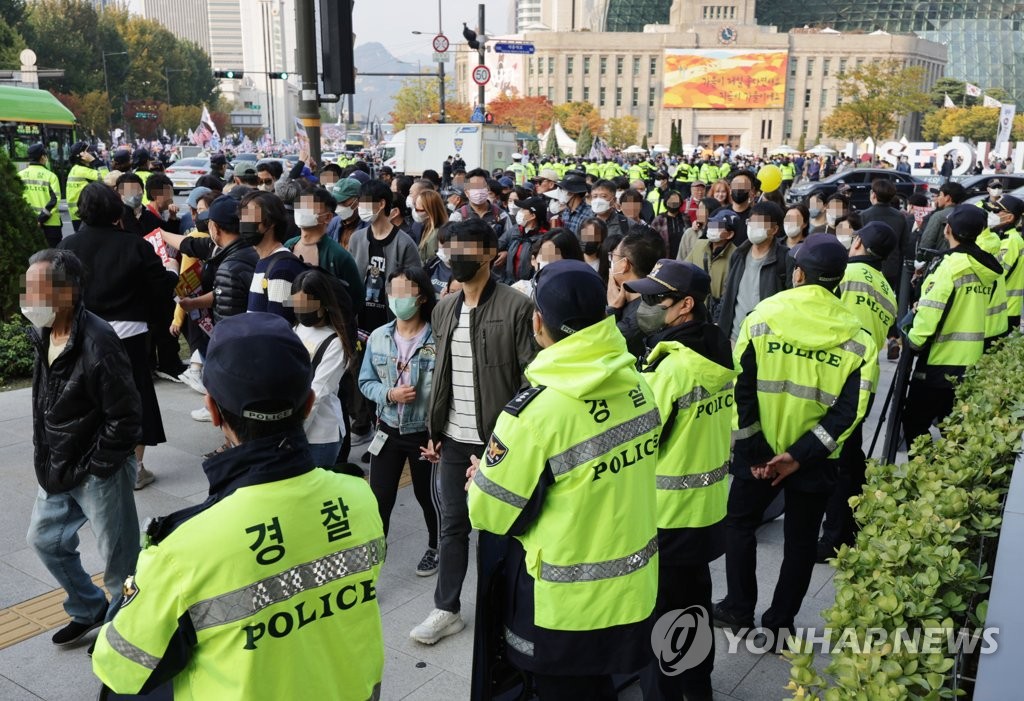 도심 반쪽 가른 '보수 vs 진보' 수만명 집회…충돌 없이 끝나(종합)