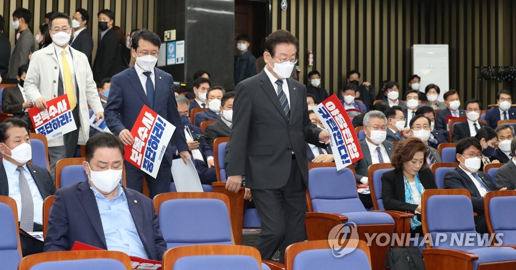 민주, 국감 보류하고 대통령실 앞 집결…당사 압수수색 반발