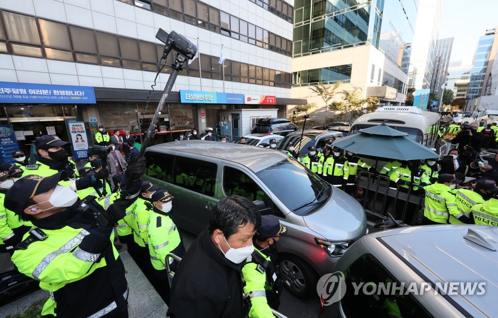 검찰, 민주연구원 내 김용 사무실 압수수색(종합2보)