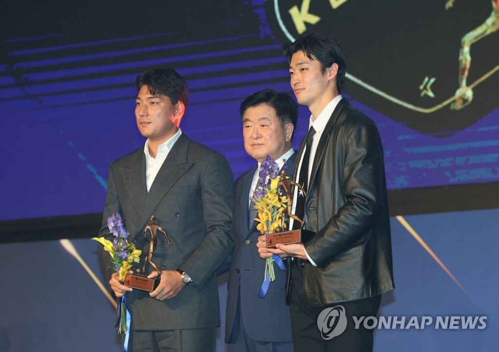 '울산 캡틴' 이청용, 데뷔 16년만에 K리그1 MVP…감독상 홍명보(종합)