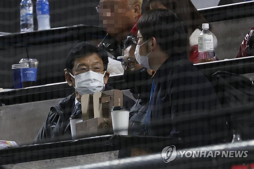 1년 내내 변함없이 잘 치는 이정후, PO서 2루타만 벌써 4방