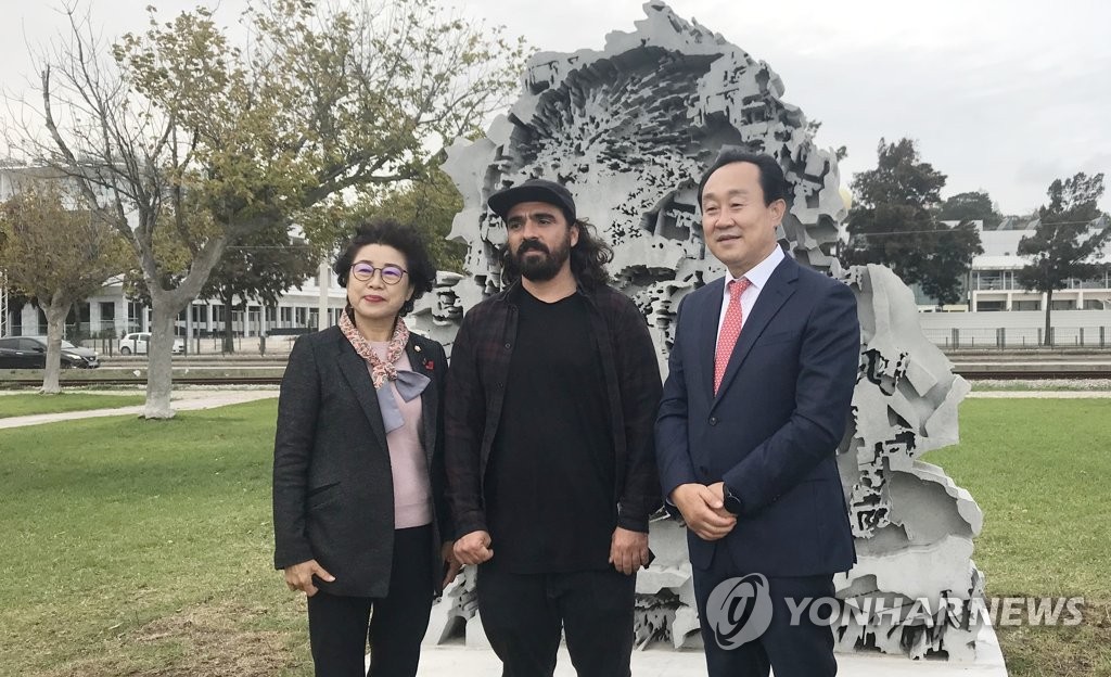 우리나라 첫발 디딘 서양인 기념 조형물 포르투갈에 섰다