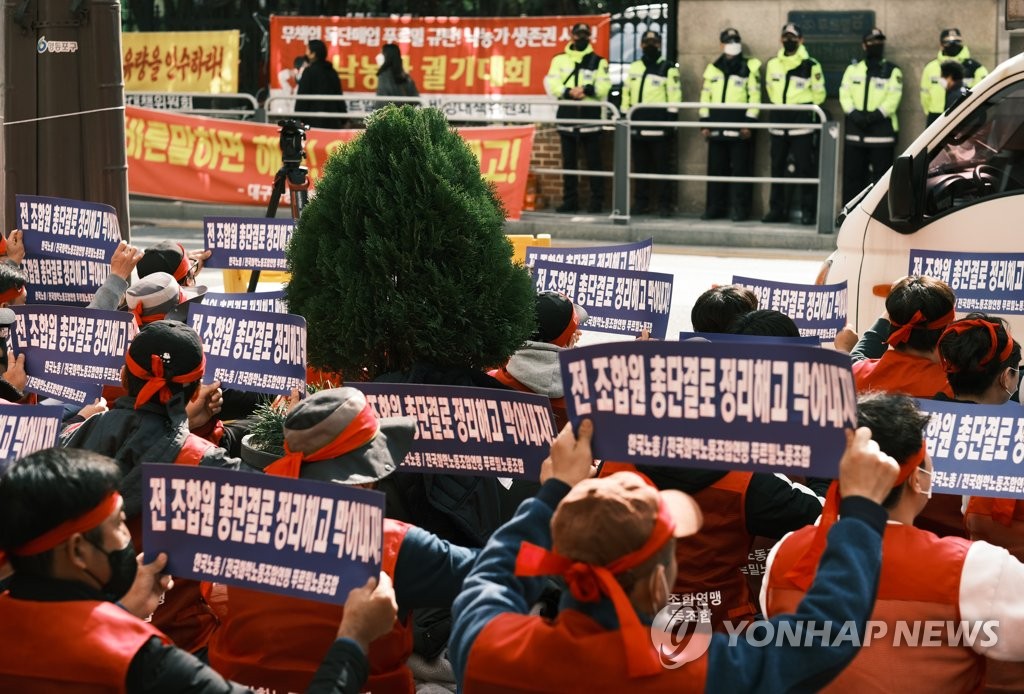 푸르밀 직원들 본사 앞서 집단반발…"해고통보 철회하라"(종합)