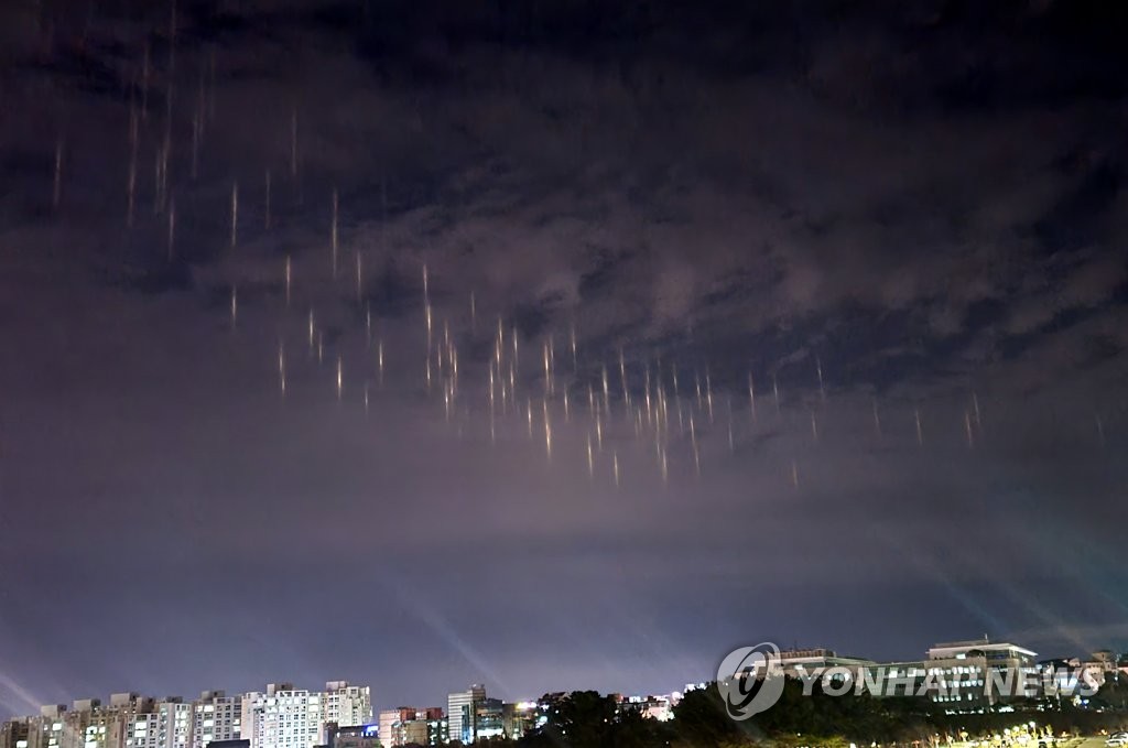 제주 밤하늘 수놓은 빛기둥…"어선 불빛이 구름에 반사돼"