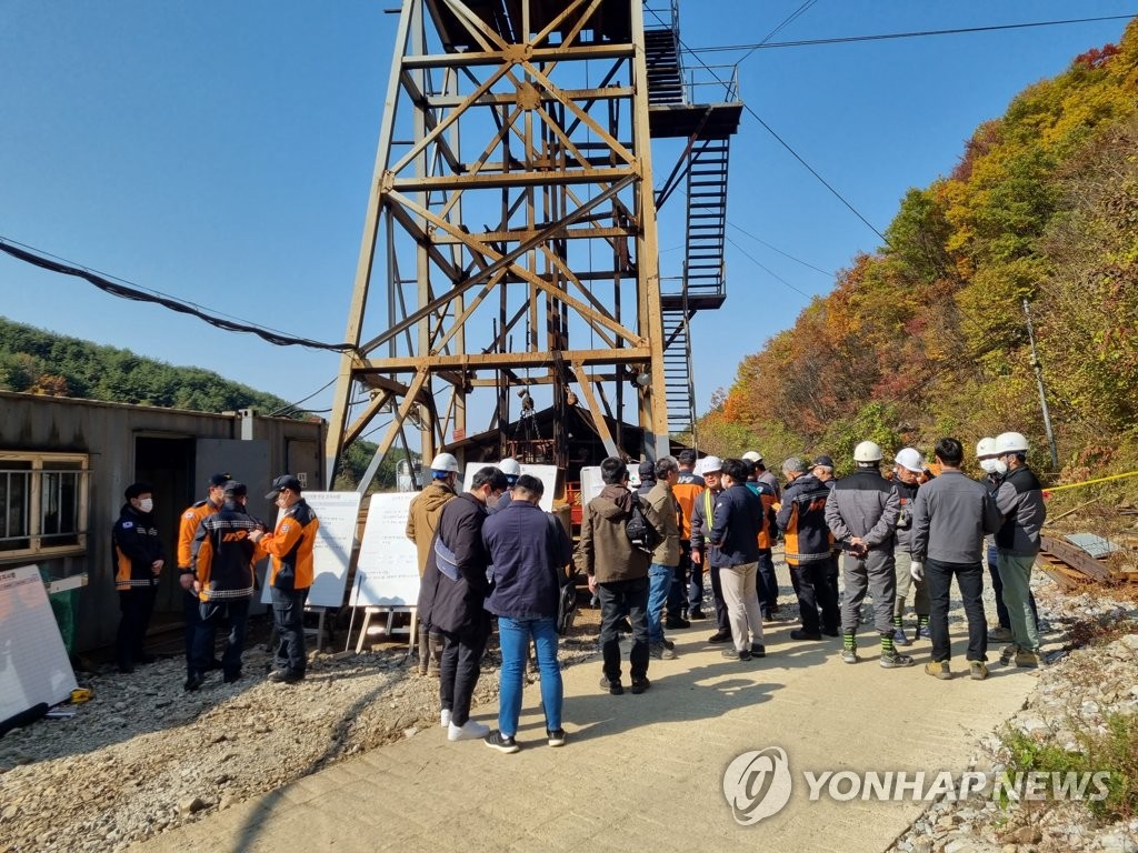 "얼마나 떨고 있겠어"…봉화 광산매몰 가족들 '발 동동'