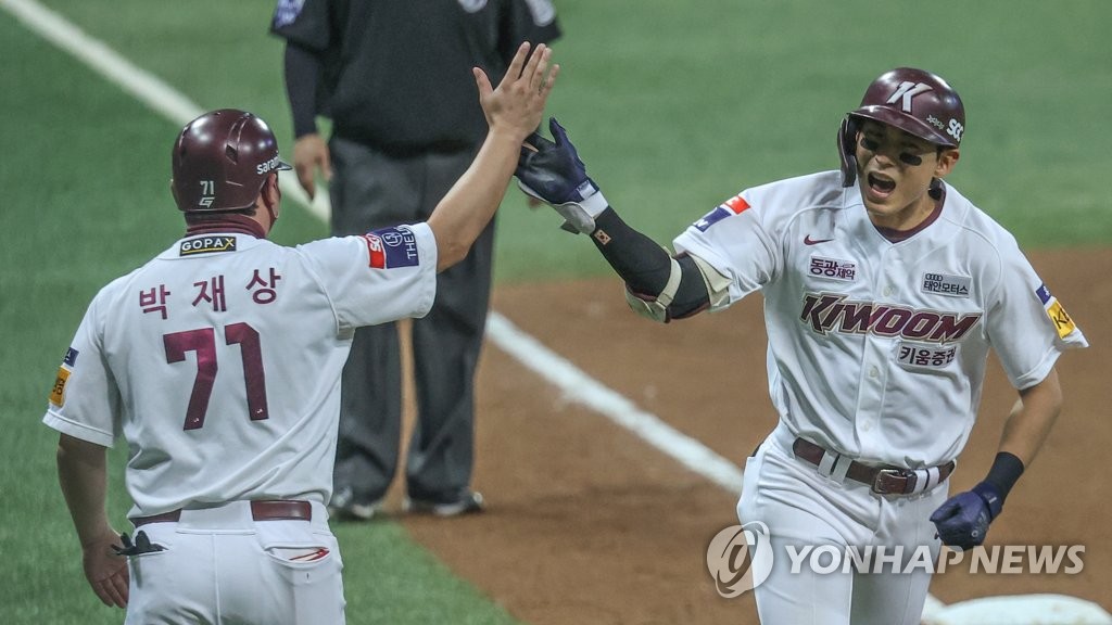 LG의 자랑 철벽 불펜 '와르르'…김윤식 호투에도 PO 3차전 5실점