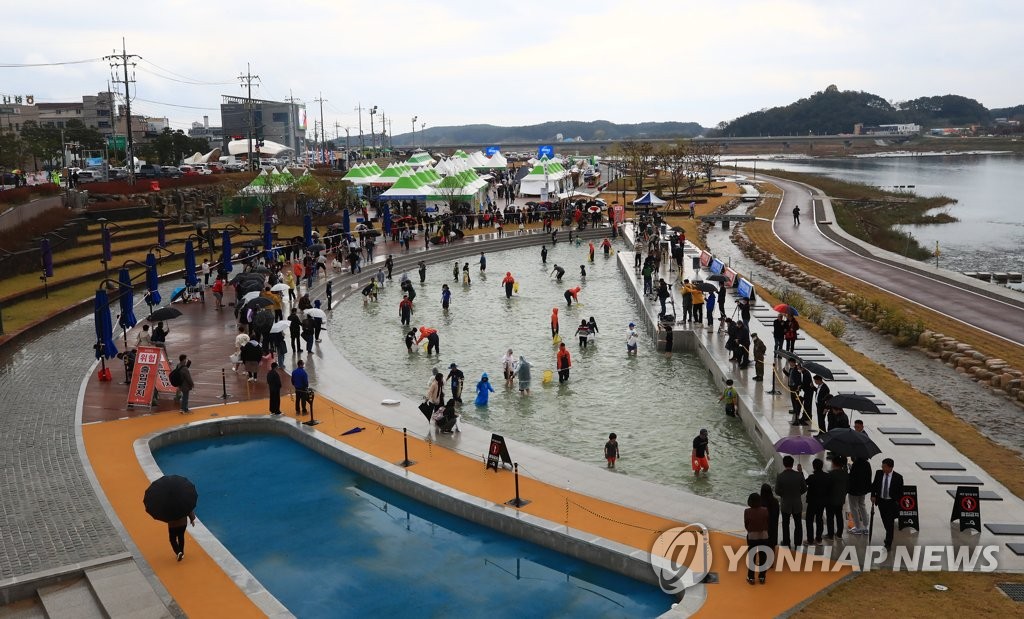 '연어 희망을 품다' 양양연어축제 개막…미식·체험행사 '풍성'