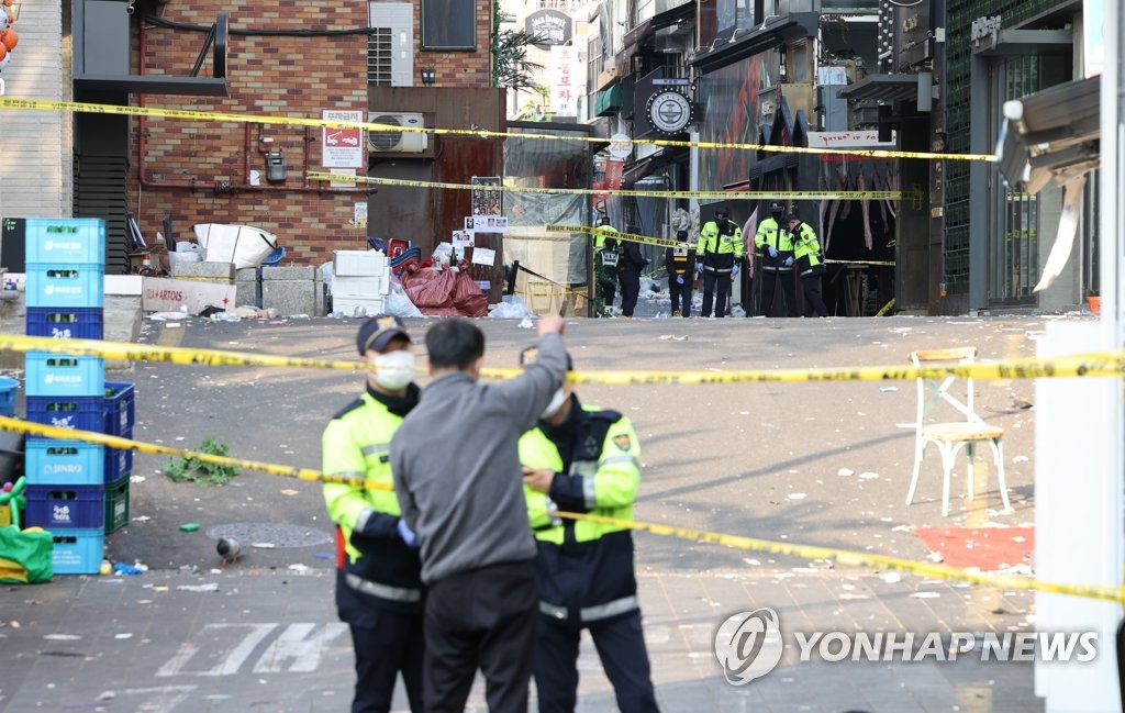 [이태원 참사] 대사관들 자국민 피해자 파악 나서…"가족에 연락해달라"