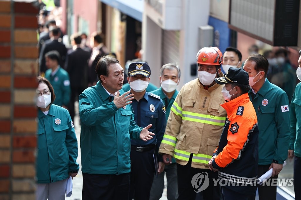 [이태원 참사] 尹대통령 부부, 서울광장 합동분향소 찾아 조문