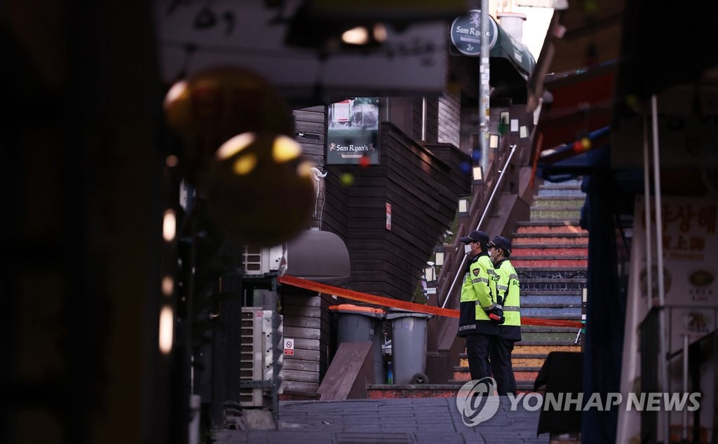 이태원 참사로 중고생도 6명 숨져…교육부 "학교 안전교육 보완"