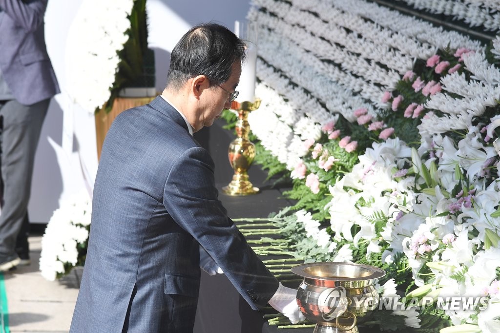 [이태원 참사] 한총리, 사고현장·분향소 찾아…"중대본 매일 개최"(종합)