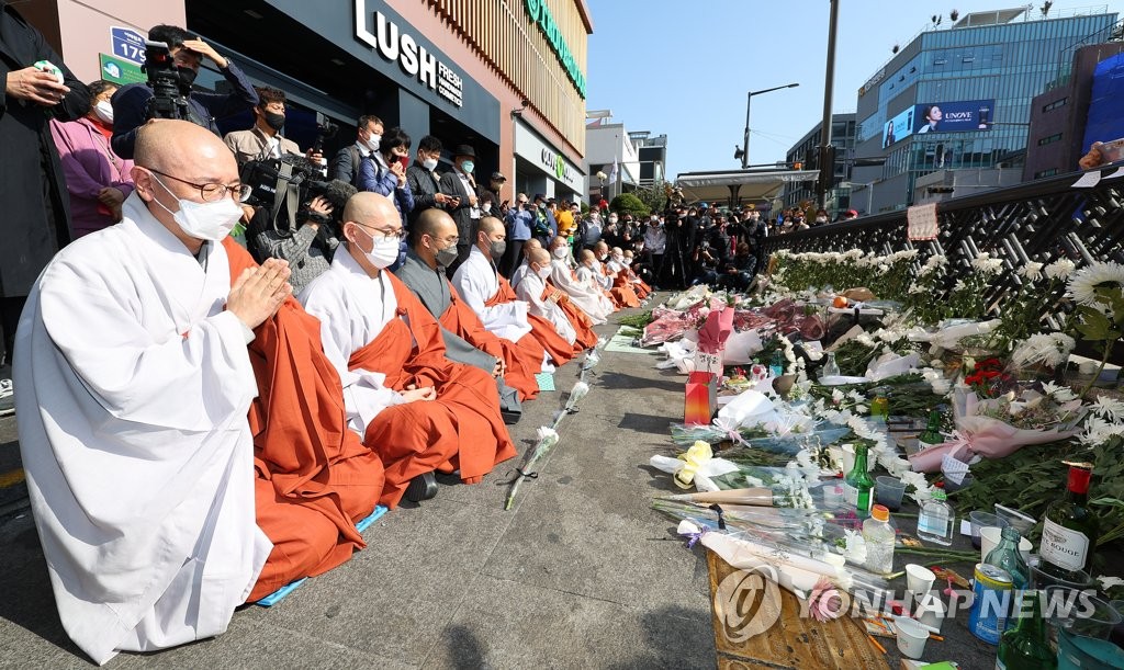 [이태원 참사] 종교계, 연이틀 추모행렬…"다신 이런 일 없어야"(종합)